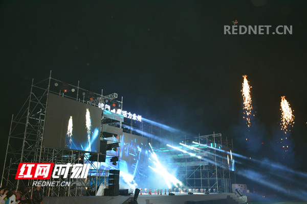 开幕式上的无人机表演_副本.jpg