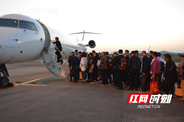 永州—泉州航班的乘客有序登机。.jpg
