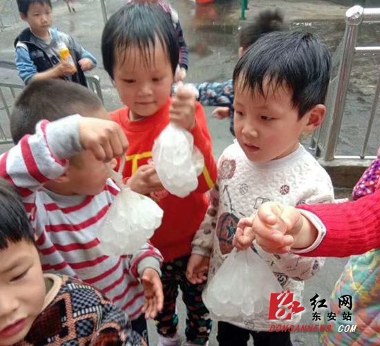 东安三乡镇突降冰雹  当地遭遇“冰火两重天”