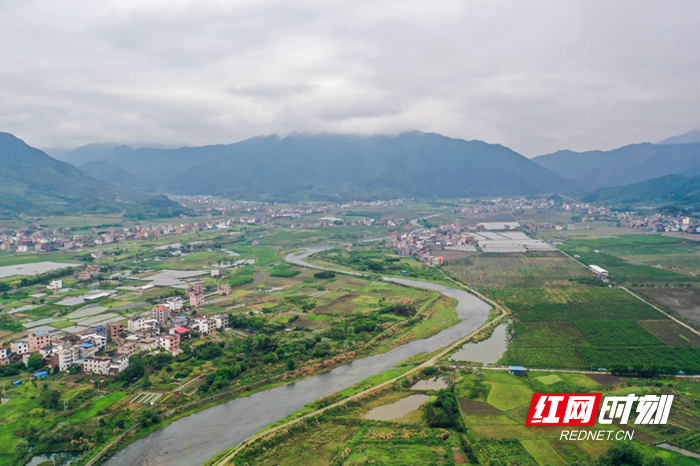 红网时刻永州4月9日讯（通讯员 彭华）4月8日，永州市蓝山县塔峰镇富阳村，青山葱郁，绿水环绕，良田纵横，生机盎然，呈现出一幅美丽的春日乡村图。