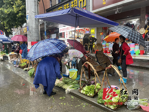 【暴雨中他们在行动】宁远：河水淹没市场 部门齐发力保复市2_副本500.jpg