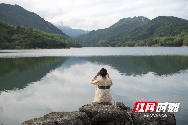 çº¢ç½æ¶å»7æ5æ¥è®¯ï¼éè®¯å æ¢å© æè³è¾ï¼7æ3æ¥ï¼æ¹åçæ°¸å·å¸èå±±å¿æ¹æ±æºå½å®¶æ£®æå¬å­ï¼ä¸ç¾¤æå½±ç±å¥½èåæ¥æå½±éé£ã